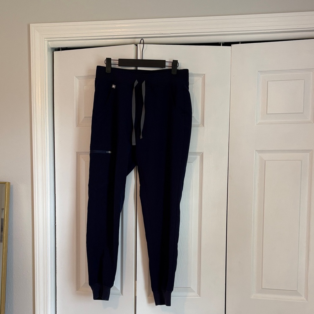 Small navy figs women’s jogger scrub